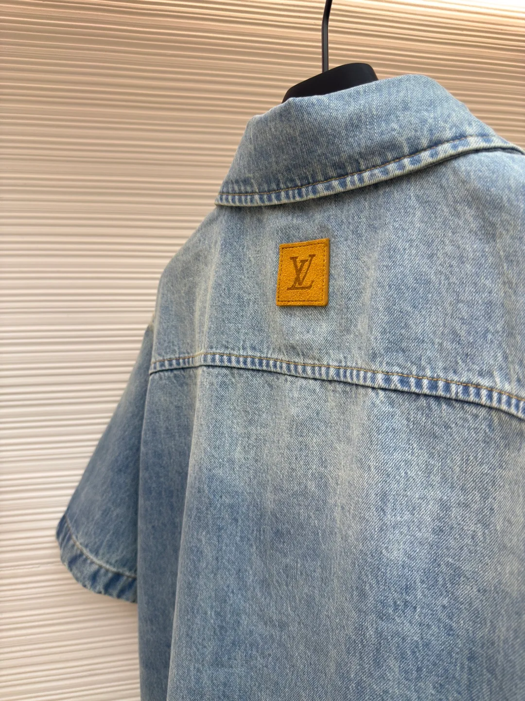 LOUIS VUITTON logo denim short-sleeved jacket ●Authentic product: Purchased and developed for 10800 ●Item number: 1680175-B10 ●Fabric: Denim denim ●Technology: Heavy enzyme wash ●Version: Fitted version ●Size: S-ML-XL ●Weight: about 675g ●Description: The overall wiring is straight and delicate, the fabric is comfortable and soft, the color is consistent and there is no color difference Can be matched with the same style to create a fashionable look, suitable for various occasions, customized accessories, complete with three standards, same style for men and women